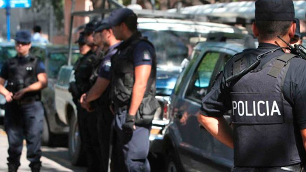 El Ejecutivo evalúa llamar a los policías retirados para controlar las calles