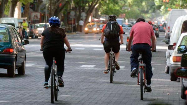 Recuerdan a los ciclistas que la multa por no usar casco es de 1.700 pesos