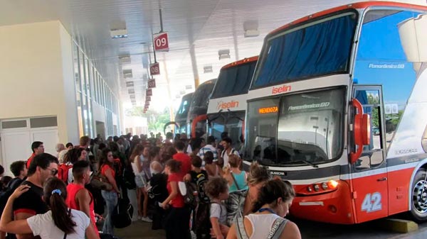 Suspenden viajes en micros, trenes y aviones desde el viernes hasta el miércoles 25