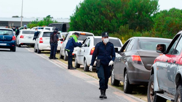 Pinamar y Villa Gesell: cientos de autos pese a coronavirus