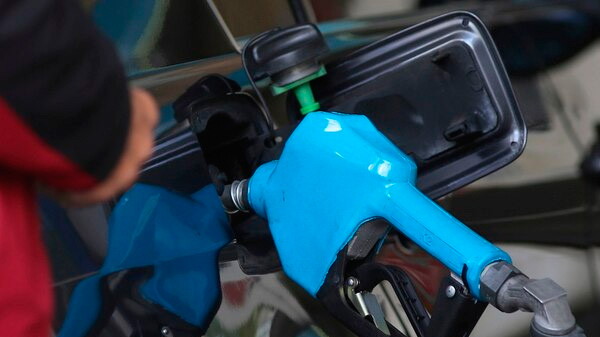 Con la caída del precio del petróleo, ¿bajarán los precios de los combustibles en las estaciones de servicio?