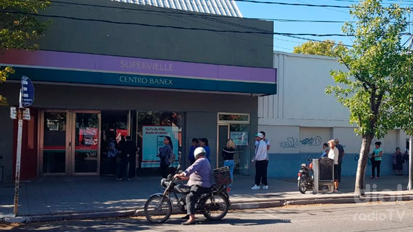 Los cajeros automáticos de San Rafael se vieron desbordados