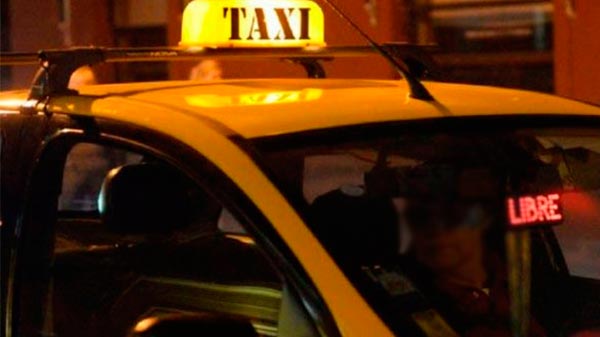 Violento asalto a un taxista en calle Vélez Sarsfield