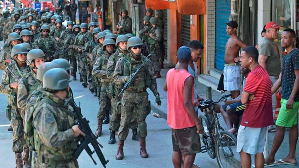 Confirmaron seis muertes por coronavirus en las favelas de Brasil: el ministro de Salud busca un “diálogo” con narcos y milicias para contener la pandemia