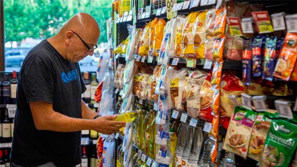 El Gobierno compró alimentos para distribuir en barrios y pagó hasta 62% más que los «precios máximos»