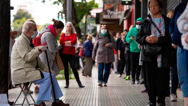 Pese a las críticas, el gobierno porteño implementó el aislamiento agravado para los mayores de 70 años