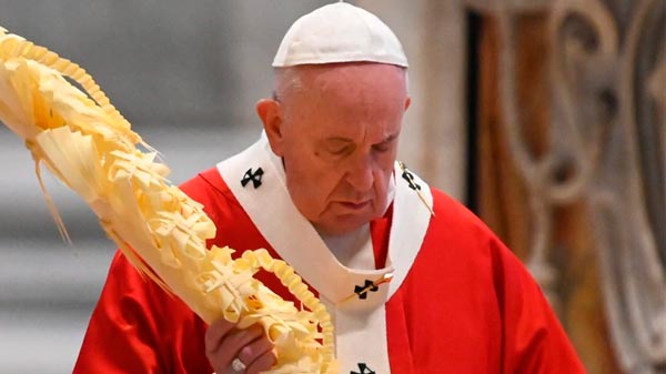 El papa Francisco celebró sin público la misa del Domingo de Ramos: “Los verdaderos héroes que salen a la luz estos días no tienen fama ni dinero”
