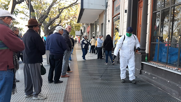 Coronavirus en Argentina: por el caos de gente, los bancos abrirán el sábado y el domingo para pagar jubilaciones
