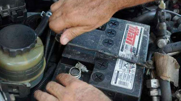 Tres detenidos por robar baterías de autos estacionados en la vía pública
