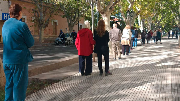 El operativo de la vacunación antigripal se vio desbordado de adultos mayores