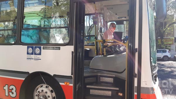 Los colectivos deberán llevar una ventanilla abierta