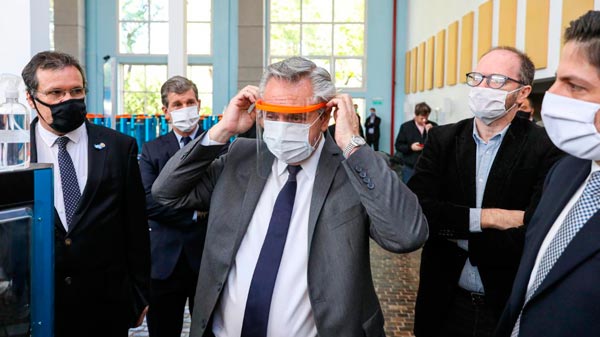 El presidente Alberto Fernández visitó el Museo Malvinas y Educ.Ar, donde se fabrican máscaras de protección contra el coronavirus