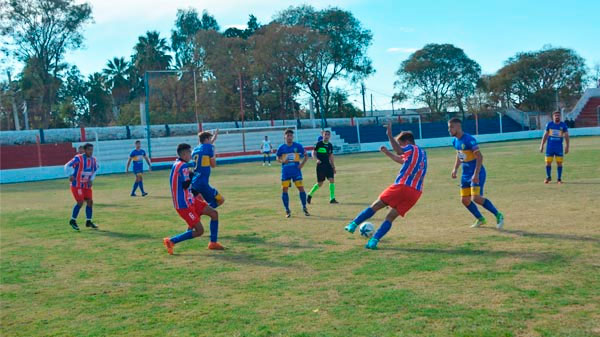 Futbolistas de San Rafael llevan adelante una campaña solidaria