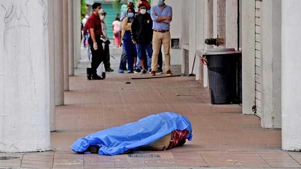 Se recogen 100 cadáveres por día en Guayaquil y la alcaldesa le pidió al Gobierno de Lenín Moreno que autorice al municipio a levantarlos