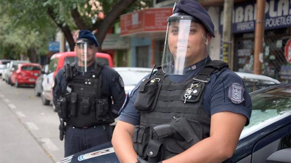 Los policías usarán protectores faciales