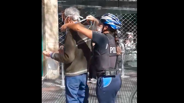 Buenos policías: una uniformada le compró un barbijo a un anciano