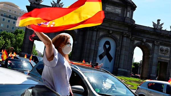 España: miles de personas protestan contra el Gobierno en sus autos para mantener la distancia social