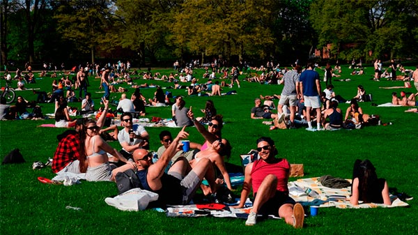 Estados Unidos: miles de neoyorquinos coparon Central Park pese al aislamiento