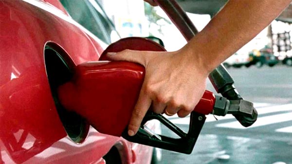 El Gobierno prepara el decreto por el que se congelará el precio de los combustibles al menos hasta octubre
