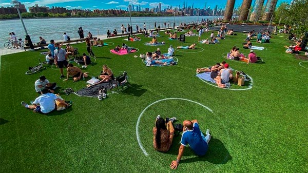 Coronavirus en Nueva York: con círculos en el pasto y control policial, los parques se colmaron de gente en busca de sol