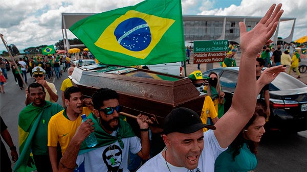 Coronavirus en Brasil: masiva marcha a favor de Bolsonaro en medio del pico de contagios
