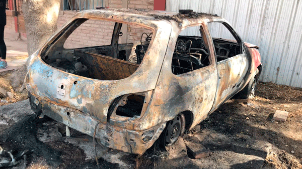 Incendiaron un vehículo, por no poder robar en una vivienda