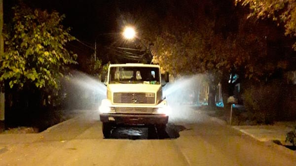 El Municipio adaptó un camión para la desinfección en de la vía pública