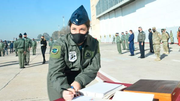 El ministro de Defensa asistió al vuelo solo de la primera mujer piloto de caza de la Argentina