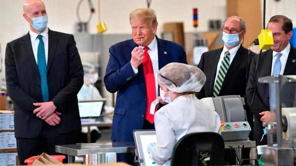 Trump visitó una fábrica de hisopos sin barbijo: tuvieron que tirar la producción