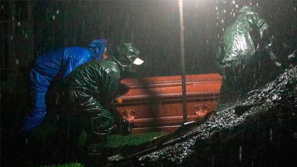 De noche y bajo la lluvia: los entierros «exprés” que realiza el régimen de Daniel Ortega para ocultar los muertos por coronavirus en Nicaragua