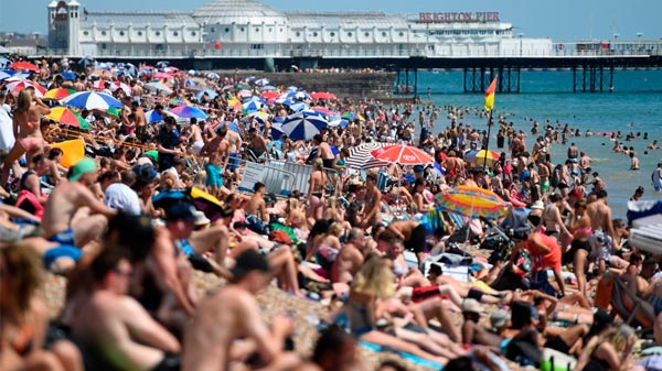 La policía británica tuvo que despejar playas abarrotadas de gente