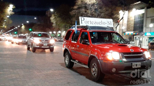 Caravanazo por Portezuelo en la víspera de una reunión clave