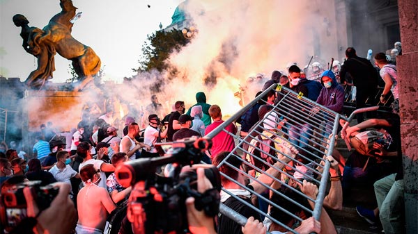 Serbia: tras violentas protestas, dan marcha atrás con un nuevo confinamiento