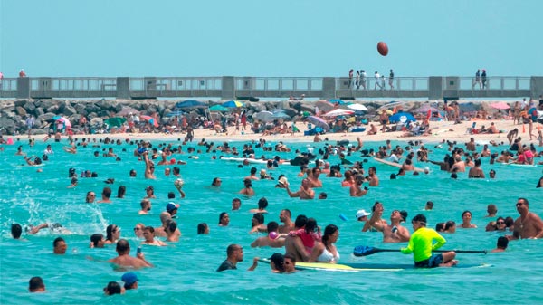 Pese al récord de contagios de coronavirus y la falta de camas, las playas de Miami siguen llenas