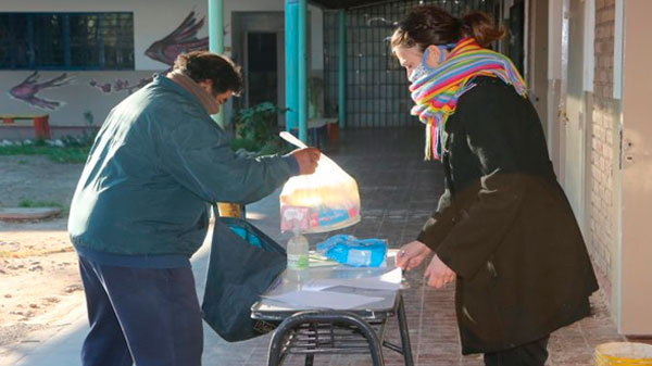 La DGE distribuye 104.000 bolsones de alimentos a estudiantes