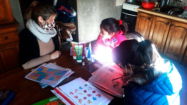 Profesionales del municipio sanrafaelino ayudan a los chicos de los puestos con las tareas escolares
