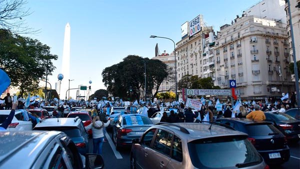 El banderazo fue masivo y con doble mensaje: desafía la sordera oficial y supera a la oposición