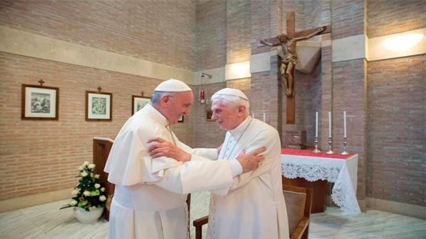 El papa Francisco reservó una tumba que había sido elegida por Benedicto XVI