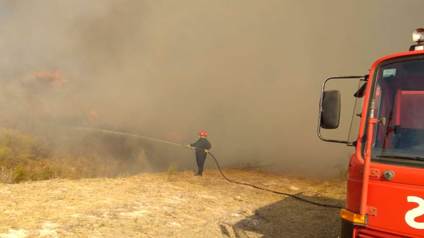 En un mes, los bomberos han combatido alrededor de 400 incendios