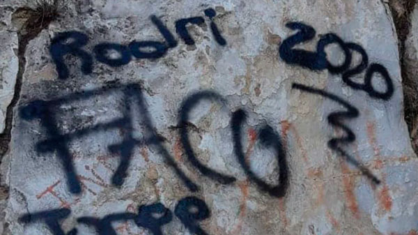 Cerro Arco: un grupo de jóvenes pintaron sus nombres en una roca
