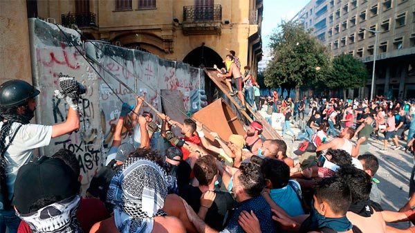 El pueblo del Líbano tomó las calles de Beirut y el gobierno  llamó a elecciones