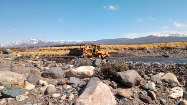 Malargüe: obras de mantenimiento en el cauce del río Malargüe