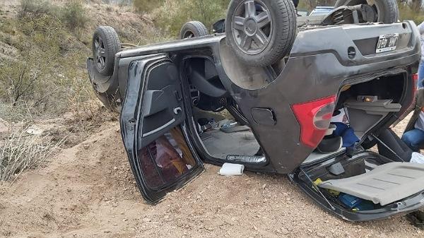 Un auto volcó en calle Cubillos