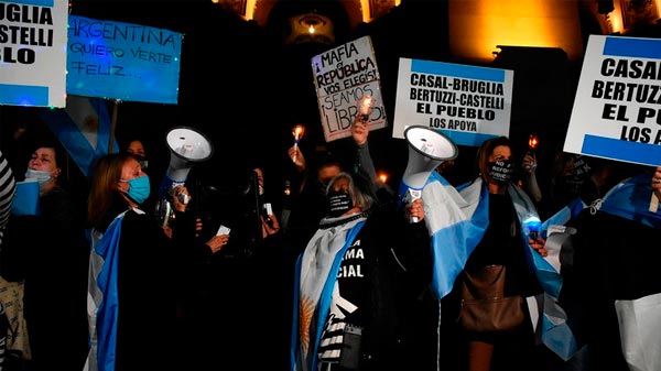 Marcharon con antorchas para respaldar a los jueces desplazados que investigaban a Cristina Kirchner