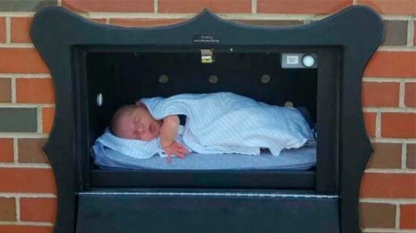 Polémica iniciativa en Bélgica: autorizan el primer buzón para abandonar bebés de forma anónima