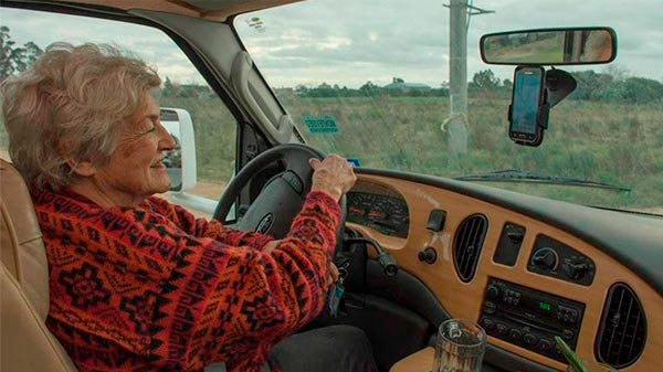 80 años no son nada: Sara es bisabuela y vendió todo para recorrer el mundo en motorhome