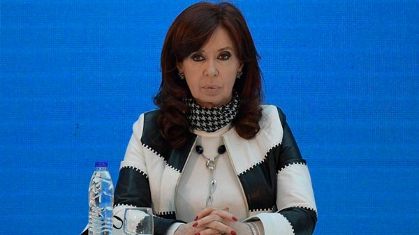 Cristina Kirchner dijo que el freno de la economía es “agobiante” y afirmó que “hay funcionarios y funcionarias que no funcionan”