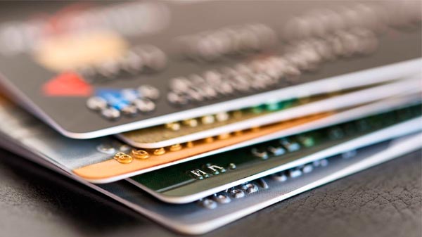 Por la crisis y el temor a una devaluación, empieza a caer el consumo con tarjeta de crédito