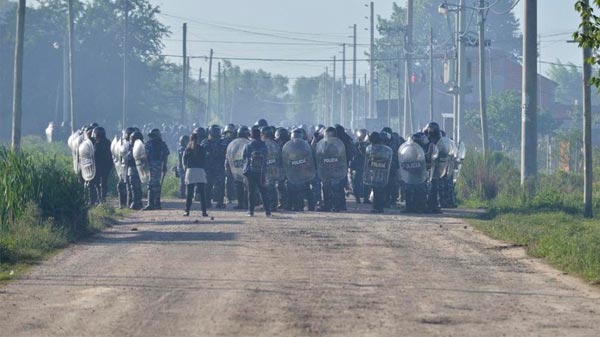 La policía desalojó el predio de Guernica: hubo incidentes y más de 30 detenidos
