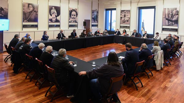 Santiago Cafiero convocó a empresarios y sindicalistas a acompañar las negociaciones con el FMI